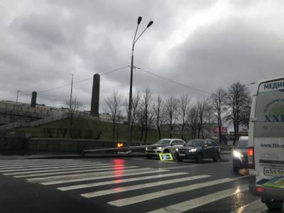 Светофор придавил легковушки у Володарского моста