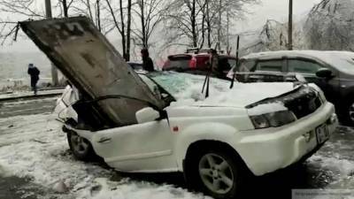 Момент падения бетонной плиты на машину в Приморье сняли на видео