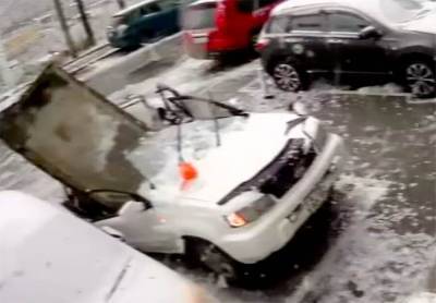 Бетонная плита упала на автомобиль с крыши дома во Владивостоке