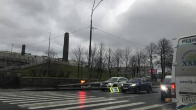 Светофор из-за сильного ветра упал на машины у Володарского моста