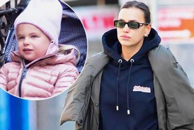 В стиле милитари: Ирина Шейк на прогулке с дочерью Леей в Нью-Йорке