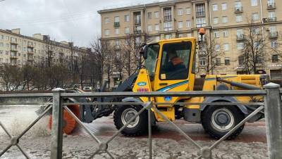 Почти 50 кубометров снега вывезли с улиц Петербурга
