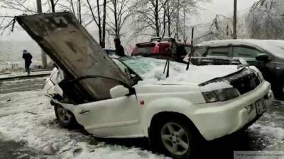 Массивная плита из бетона раздавила машину во Владивостоке