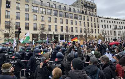 Протесты в Берлине: госпитализированы трое полицейских