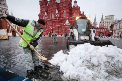 Коммунальщики всю ночь сражались с ледяным дождем в Москве
