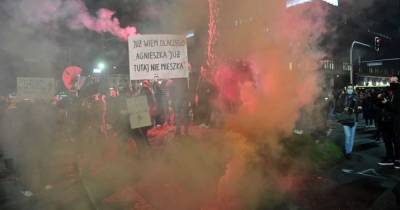 В Варшаве полиция задействовала слезоточивый газ к протестующим против запрета абортов