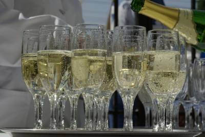 С 1 января в России подорожают шампанское, водка и коньяк