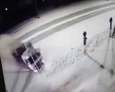 В Кузбассе момент ДТП с врезавшимся в стену грузовиком попал на видео