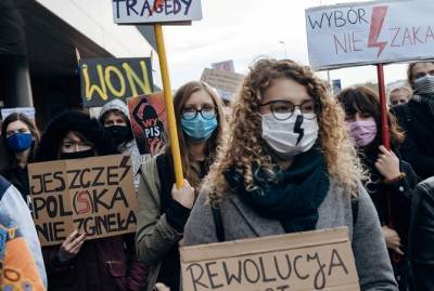 В Польше полиция применила слезоточивый газ на шествии против запрета абортов