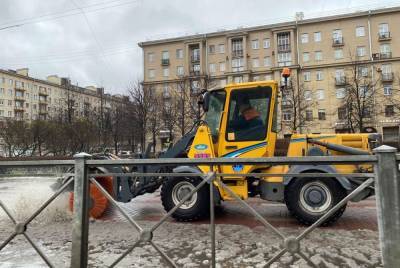 С петербургских улиц в среду вывезли почти 50 кубометров снега