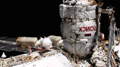 Космонавты обследовали МКС в районе трещины в модуле "Звезда"
