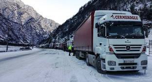 Очередь из 250 грузовиков образовалась на Военно-Грузинской дороге