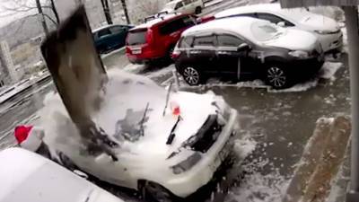 В Приморье мужчина отпрыгнул за секунду до падения бетонной плиты на его автомобиль — видео