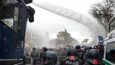 В Берлине из-за протестов полиция задержала 365 человек: детали