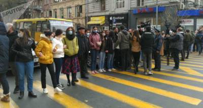 В Ереване начали перекрывать улицы с требованием отставки Пашиняна