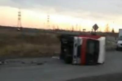 Автодорожное сумо в Костроме: ВАЗ завалил набок грузовик