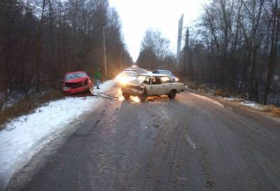 20-летний водитель пострадал в лобовом столкновение двух легковушек в Тверской области