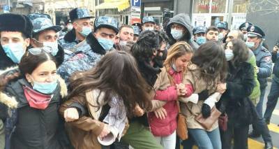 Полиция в Ереване оттеснила с проезжей части молодежь, требующую отставки Пашиняна. Видео