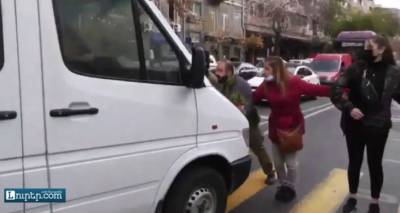 Наезд на участников акции протеста оппозиции в Ереване попало на видео