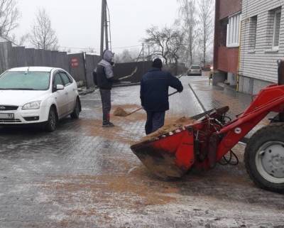 В борьбе с гололедом в Смоленске задействовано порядка 300 рабочих и 40 спецмашин