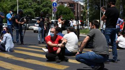 В Ереване маршрутка наехала на митингующих