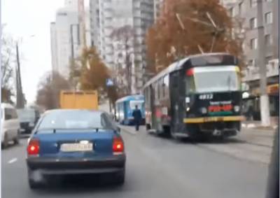 В Одессе трамвай с пассажирами попал в аварию из-за автохама, движение остановлено: видео с места ДТП - odessa.politeka.net - Одесса