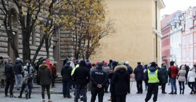 ФОТО: пикет возле здания Сейма за отставку Пуце с поста депутата