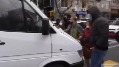 Микроавтобус протаранил цепочку из протестующих в Армении