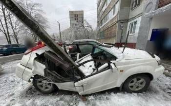 Бетонная плита упала с крыши на чистящего машину от снега мужчину (ВИДЕО)