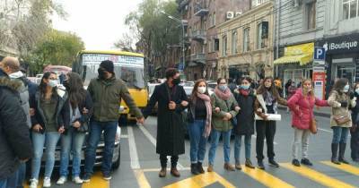 "Никол предатель": в Ереване протестующие перекрыли дороги с требованием отставки Пашиняна