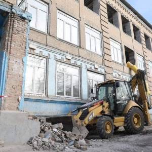 В Запорожье продолжается капитальный ремонт в школе № 53, которая пострадала от пожара. Фото