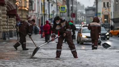 Люди дождя: в травмпункты Москвы уже поступили 97 жертв гололеда