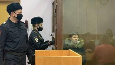 Обвиняемую в убийстве двоих детей в Москве мать отправили под арест — видео
