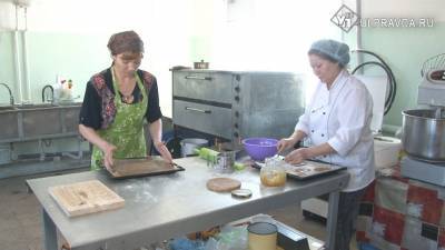 Жители Мостовой пекут хлеб и раздают его медикам