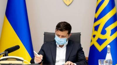 Зеленский подписал закон о штрафах за неносение масок в общественных местах