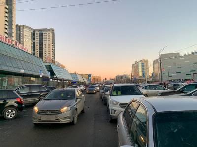 Жители Челябинска раскритиковали новую парковку около МФЦ на Труда