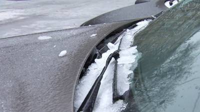 Москва после ледяного дождя: аварии на дорогах и фигурное катание на тротуарах
