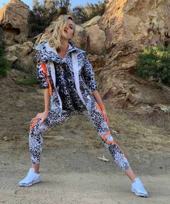 Грациозный леопард: Карли Клосс в обтягивающем костюме с пятнистым принтом