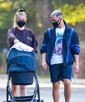 Идиллия: Софи Тернер и Джо Джонас на прогулке с новорожденной дочкой