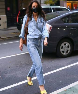 Идеальный джинсовый тотал-лук и самые популярные босоножки 2020 года: Кэти Холмс знает толк в стильных повседневных аутфитах