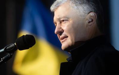 Порошенко назвал обыски в музее Революции достоинства "страхом власти перед идеями Майдана"