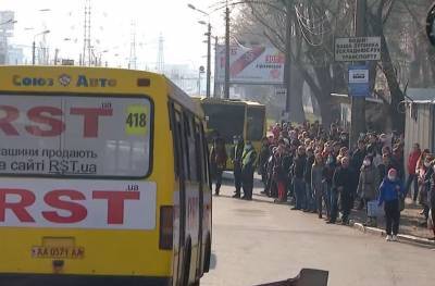 "Карантин выходного дня" не поможет: в Киеве показали забитые маршрутки в будни