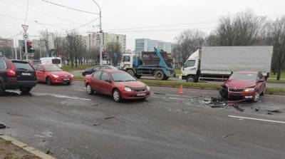 В Минске столкнулись две легковушки: водителю стало плохо за рулем