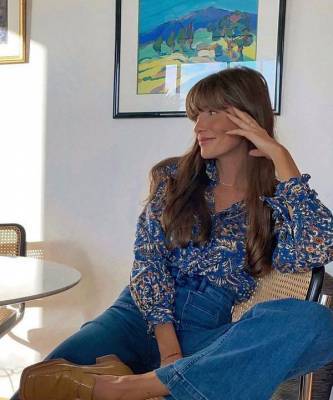 Безупречные джинсы + пестрая рубашка: очаровательный образ француженки Жюли Феррери