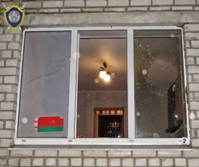 В Лиде неизвестные разбили окно квартиры камнями с оскорбительными записками