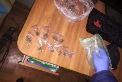 15 свертков с марихуаной нашли в квартире у безработного псковича