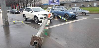 В Петербурге бушует ураган: ветер срывает дорожные знаки, валит деревья и столбы