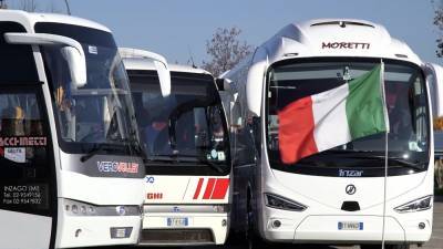 Автобусы выстроились в огромное сердце в память о жертвах COVID-19.