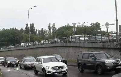 Автомобили не проедут, пешеходы не пройдут: в Киеве перекроют мосты и дороги