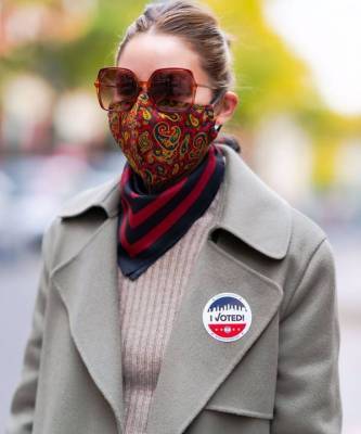 Оливия Палермо снова доказала, что защитная маска для лица может быть стильным аксессуаром